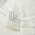 Jogo de banho bordado com formas minimalistas e orgânicas. Toalhas macias, 100% algodão, com gramatura de 500g/m2, toque ultra macio e tratamento anti-pilling