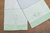 O kit com 01 unidade de pano de prato (sacaria premium, 100% algodão, branca, 46 x 68 cm) e toalha de mão de cozinha (felpa branca, 100% algodão, 43 x 79 cm) vem com bordado caprichado em richelieu de frutinhas, forrado com tecido xadrez verde ou preto, c