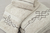 Jogo de banho bordado com formas minimalistas e orgânicas. Toalhas macias, 100% algodão, com gramatura de 500g/m2, toque ultra macio e tratamento anti-pilling