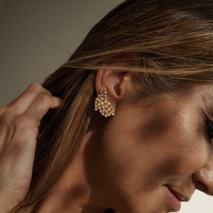 Brinco Earcuff dourado com chatões - comprar online