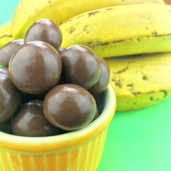 Drágea de Banana com Chocolate Meio Amargo 2KG