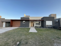 CASA 3 DORM APTA CREDITO - BARRIO PRIVADO VILLA CATALINA - CONSULTAS 3515940880 en internet