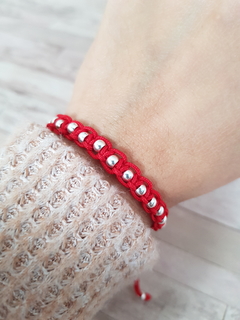 PULSERA DE HILO ROJO Y AB