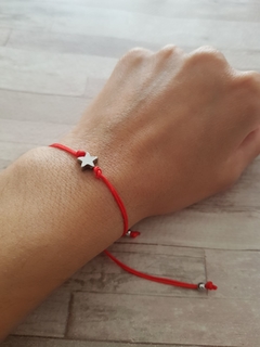 PULSERA DE HILO ROJO CON DIJE ESTRELLA AQ - comprar online