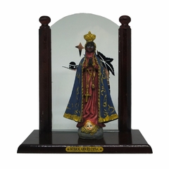 Resina Importada Nossa Senhora Aparecida em Altar de Madeira e Vidro 16cm