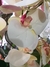 Arranjo de Orquídeas Brancas com Detalhes em Rosa na internet