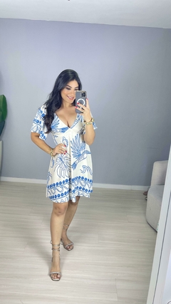 Vestido Curto Viscose Decote Em V/Estampa Tropical - comprar online