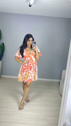 Vestido Curto Viscose Decote Em V/Estampa Tropical na internet