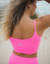 Top fitness na cor rosa, com alças finas, tecido leve e macio, com proteção UV50+. Escolha ideal para beach tennis e academia. 