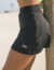 Short Saia fitness na cor preto com cintura alta, saia evasê e proteção solar. Ideal para beach tennis e academia.