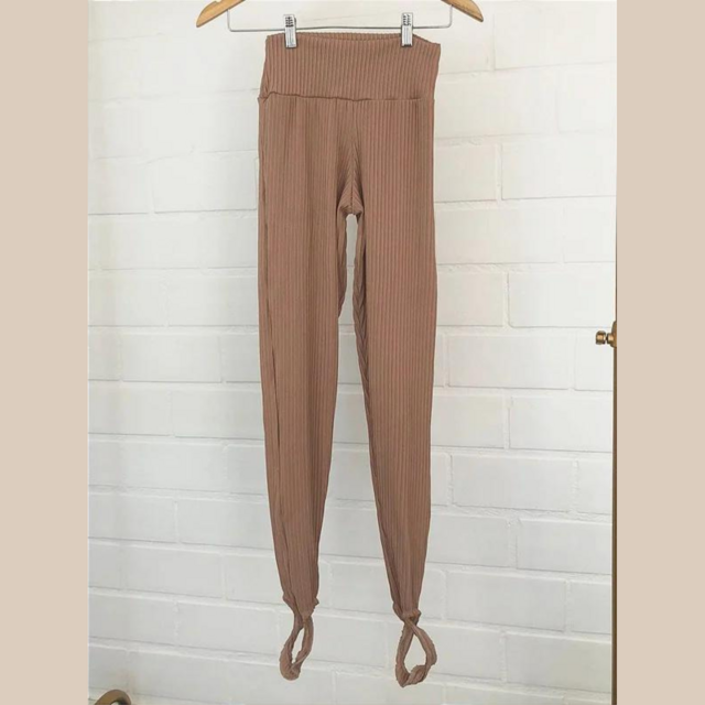 Tendência de Calça Stirrup Pants 2023 - Veja mais de 80 looks com calça stirrup  pants