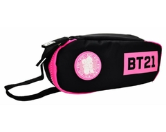 KIT MOCHILA DE COSTAS E ESTOJO EM NYLON PRETO BT21 OFICIAL - Arrivata