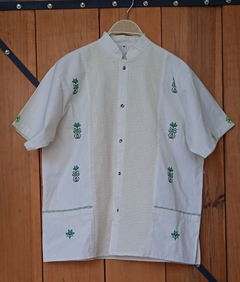 CAMISA CON BORDADO HECHO A MANO