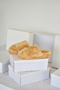 Pantufla beige cerrada