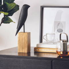 Estatueta de Ave Pássaro minimalista preto de resina , item lindo e atual , para sua casa , consultório ou escritório . Passarinho minimalista abstrato moderno na cor preto fosco com padrão madeira e pedestal poleiro . Objeto decorativo para aparador , sa