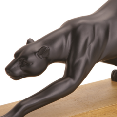 Linda Escultura estátua estatueta de pantera negra leopardo de resina sofisticada na cor preta e base padrão madeira . Uma peça para pessoas de personalidade e guerreiras. Objeto de decoração para sala , mesa , nicho , home office , aparador . Decorativo 