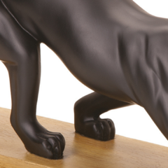 Linda Escultura estátua estatueta de pantera negra leopardo de resina sofisticada na cor preta e base padrão madeira . Uma peça para pessoas de personalidade e guerreiras. Objeto de decoração para sala , mesa , nicho , home office , aparador . Decorativo 