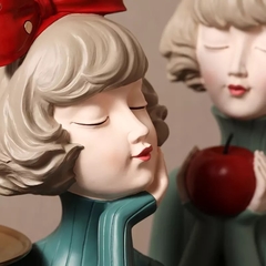 sophie-red-apple-escultura-garota-segurando-maca-vermelha-menina-em-resina