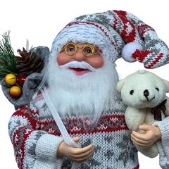 Boneco de Papai Noel para Decoração de Natal com blusa de tricot lã e botas de pele| Enfeite trico natalino de Natal 2022 luxo de sala final do ano | Papai Noel realista vermelho cinza e branco segurando saco segurando ursinho com presentes árvore e fruta