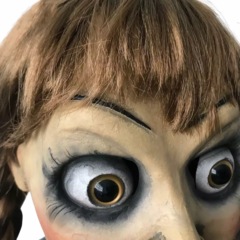 Mascara Realista Annabelle com cabelo comprido de tranças e laço e olhos de acrílico - Filme Invocação do Mal . Para colecionadores Máscara de filme terror Halloween Dia das Bruxas  Cosplay  Carnaval  Fantasia. Edição de luxo