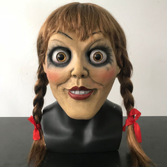 Mascara Realista Annabelle com cabelo comprido de tranças e laço e olhos de acrílico - Filme Invocação do Mal . Para colecionadores Máscara de filme terror Halloween Dia das Bruxas  Cosplay  Carnaval  Fantasia. Edição de luxo