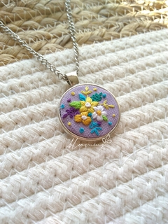 Hand embroidered pendant - White and Yellow Flowers - buy online