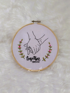 Juntos por siempre - CHICO - Bastidor Decorativo Bordado a Mano