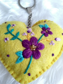 Corazón amarillo con Flores - comprar en línea