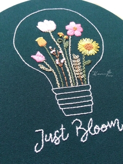 "Just Bloom" Sólo Florece - Bastidor Bordado a Mano - MEDIANO en internet