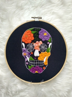 Calaverita Oscura con Flores - Bastidor Bordado a Mano - MEDIANO