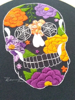 Calaverita Oscura con Flores - Bastidor Bordado a Mano - MEDIANO - comprar en línea