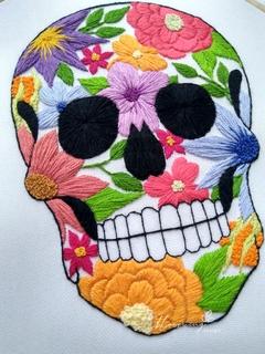 Calaverita con Flores - Bastidor Bordado a Mano - MEDIANO - comprar en línea