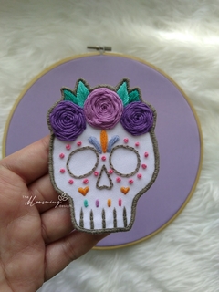 Parche Bordado a Mano - Calaverita con Flores Moradas