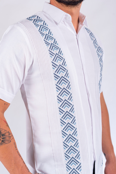 Guayabera Yucateca Con Bordado En Punto De Cruz Mod Opichén Tallas Extras - comprar en línea