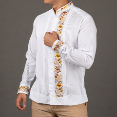 Guayabera Yucateca de lino con bordado en cuello, puños y delantero Modelo Colibrí ML