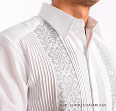 Guayabera Yucateca Bordada En Punto De Cruz. Mod. Dzidzantún - Dezendo guayaberas