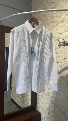 Guayabera Yucateca artesanal en algodón con bordado en punto de cruz mod Muna