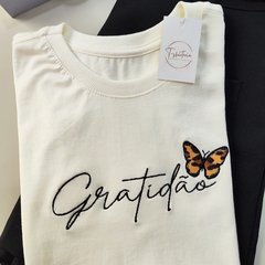 T-shirt Bordada Gratidão - comprar online