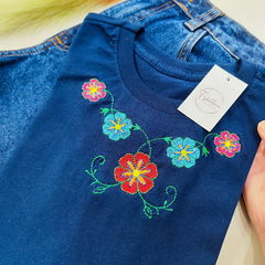 T-shirt Bordada Colar de Flores - comprar online