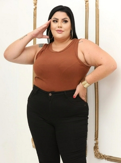 Regata Canelada Plus Size Marrom