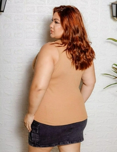 Regata Canelada Plus Size Camel - comprar online