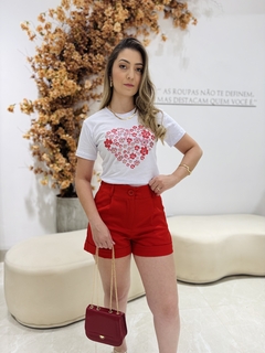 T-shirt estampada coração em flores na internet