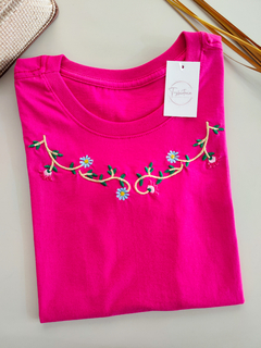 T-shirt Bordada Gola Ramos Florais Pink - comprar online