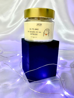 Vela aromática do boneco Flork com a frase "Eu te amo do tamanho do seu estresse"