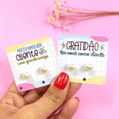 Card com brinco de perola dia do cliente ( Candy) - Mimos da Lary