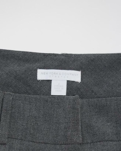 Pantalón gris New York & Company en internet