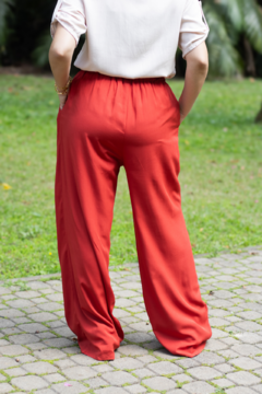 CALÇA PANTALONA COM BOLSOS NAS LATERAIS, FORRO, ELÁSTICO NAS COSTAS E FAIXA DE AMARRAÇÃO NA CINTURA MARTA - comprar online