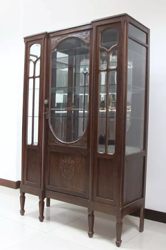 CRISTALEIRA ESTILO ART NOUVEAU, EM PUTUMUJU, PORTAS, LATERAIS E PRATELEIRAS EM VIDRO, COM ESPELHO INTERNO - CÓD. 10