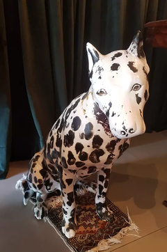 ESCULTURA VINTAGE, ANOS 70 - LOW DOG EM PORCELANA - CÓD. 192