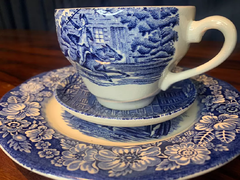 XÍCARA PARA CHÁ COM PIRES EM PORCELANA INGLESA AZUL - CÓD. 280 - Toque Antigo